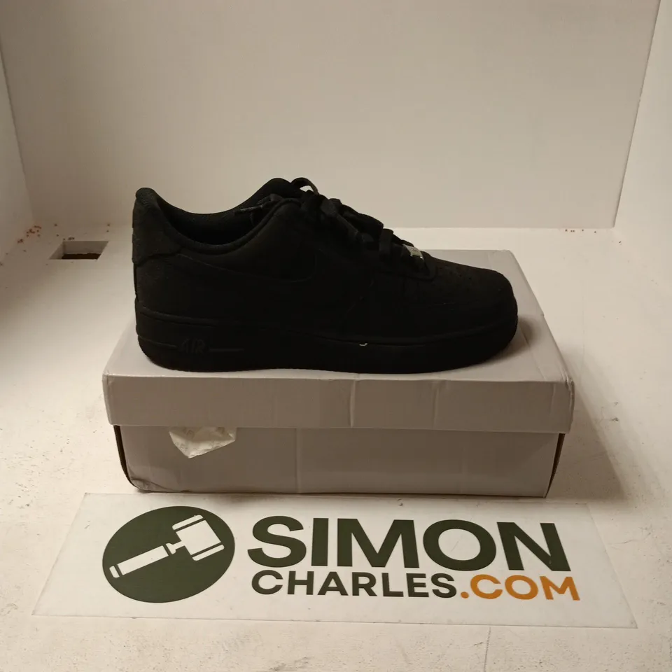 BOXED PAIR OF NIKE AIR FORCE 1 07 SHOES IN BLACK - UK 8.5