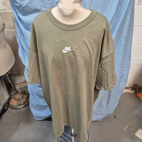 NIKE THE NIKE TEE – OLIVE LOOSE FIT T-SHIRT, UK XL