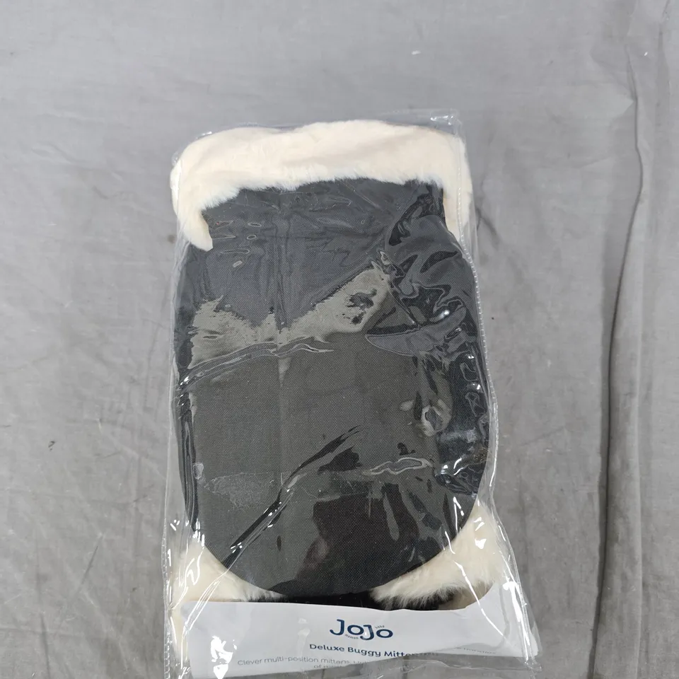 CAGE OF APPROXIMATELY 30 ASSORTED ITEMS TO INCLUDE: BUGGY MITTENS AND WORCESTERSHIRE NOTEPAD