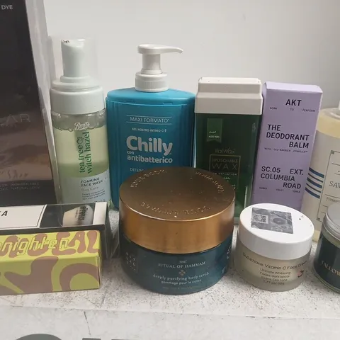APPROX 12 ASSORTED BEAUTY PRODUCTS TO INCLUDE AKT THE DEODORANT BALM, MBM CONCEALER, BPERFECT MINI EMPRESS BASE BRUSH, ETC