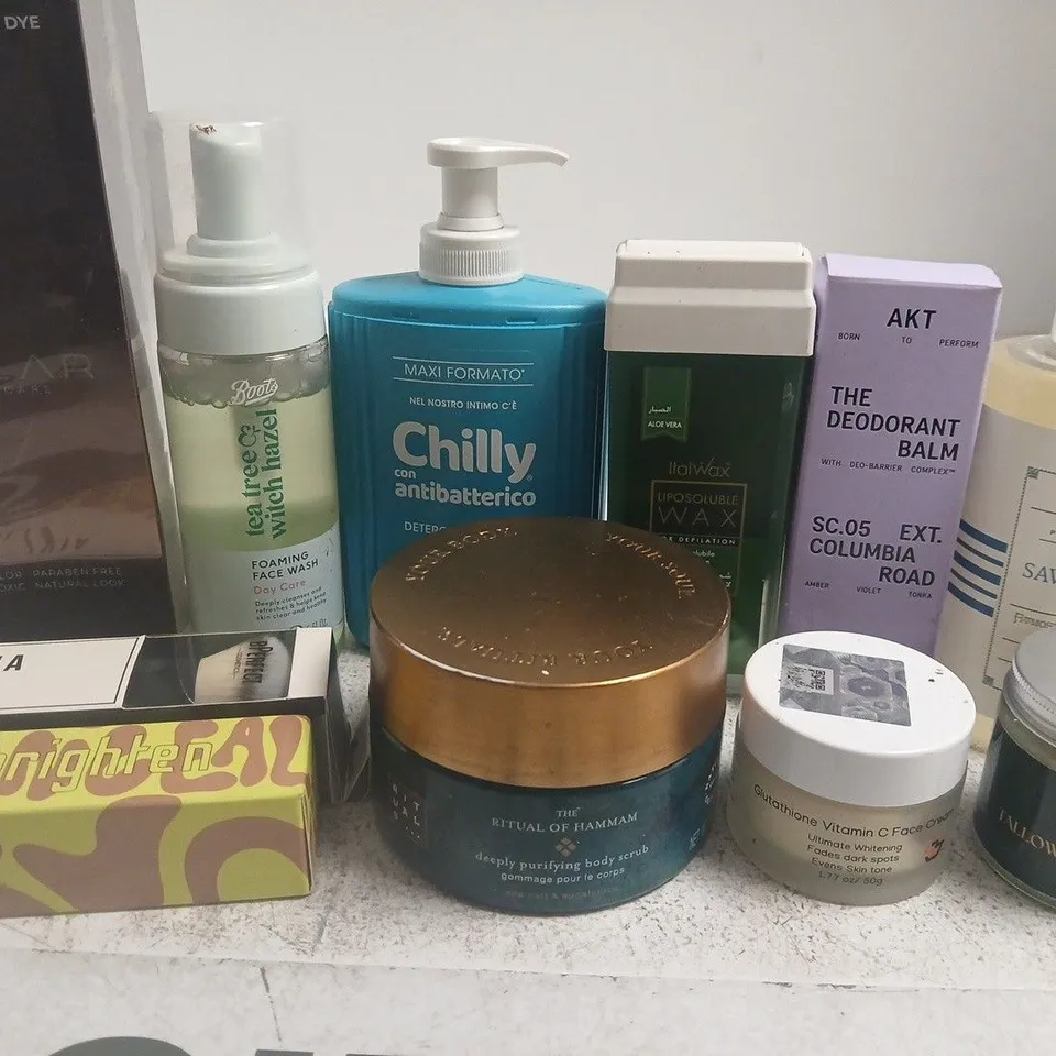 APPROX 12 ASSORTED BEAUTY PRODUCTS TO INCLUDE AKT THE DEODORANT BALM, MBM CONCEALER, BPERFECT MINI EMPRESS BASE BRUSH, ETC 