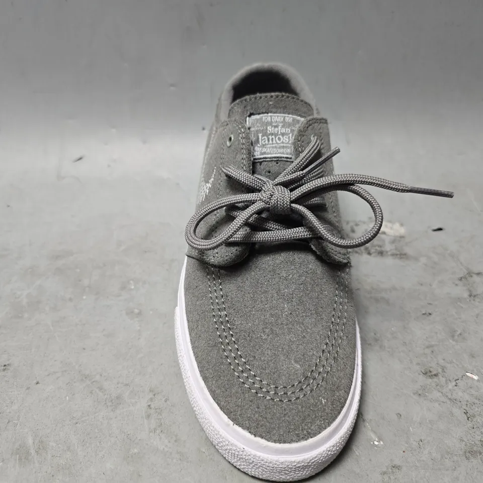 NIKE FLY LEATHER GREY SHOES - UK 5.5