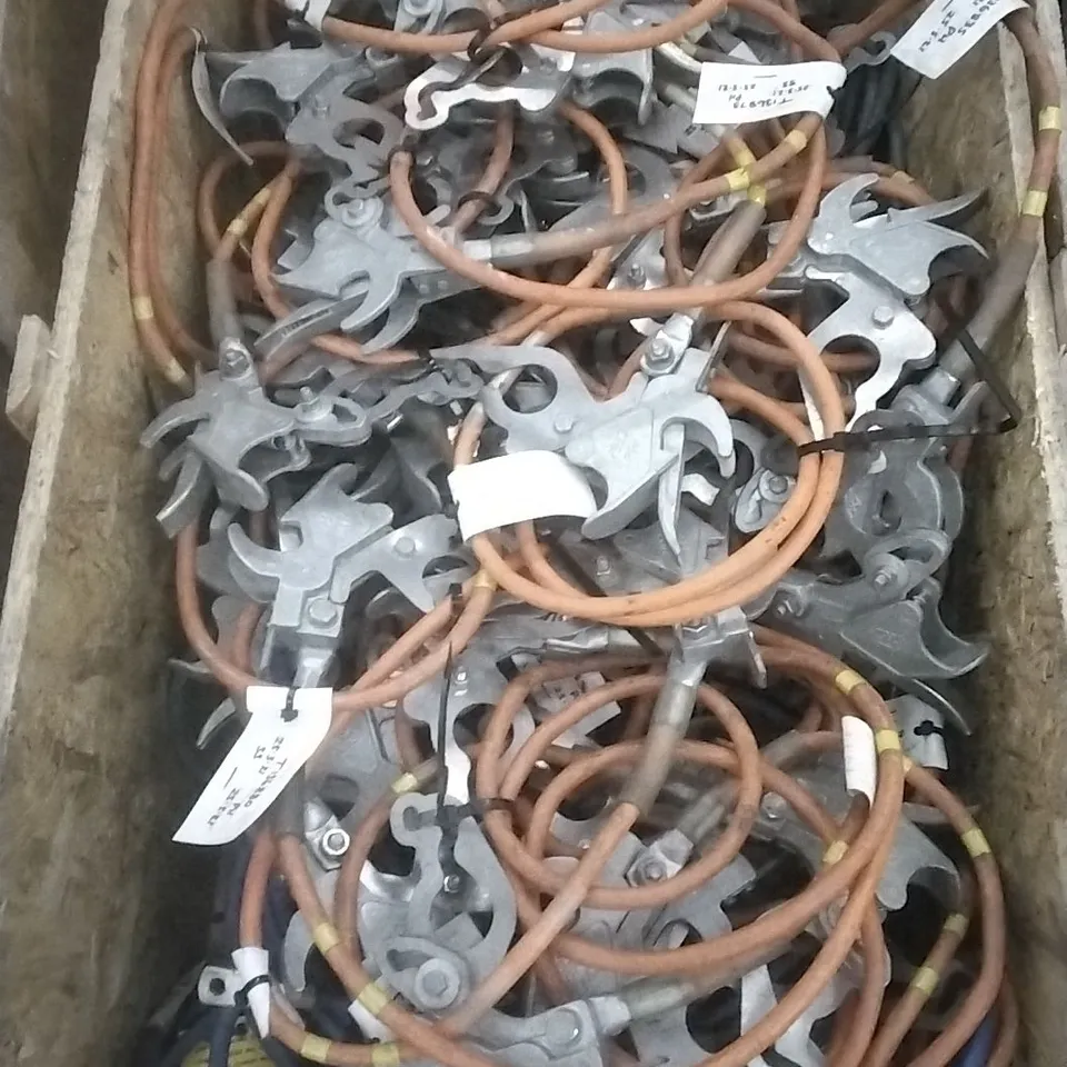 PALLET OF ASSORTED TRACKSIDE CABLES INCLUDING 1.7M ORANGE EARTH AND OHL 6M BLUE EARTH CABLE 