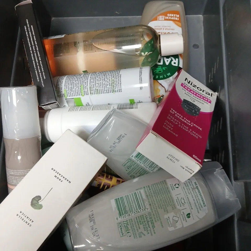 APPROXIMATEY 20 ASSORTED HEALTH AND BEAUTY PRODUCTS TO INCLUDE RADOX SHOWER GEL, GREEN PEOPLE SUN CREAM AND MILD YAM CREAM