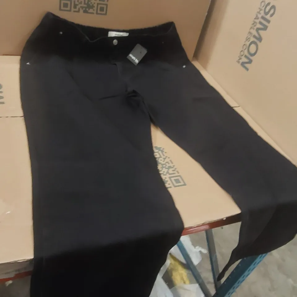 BOX CONTAINING APPROXIMATELY 14x BRAND NEW SIMPLY BE PLEAT DETAIL JEANS  - SIZE 20L