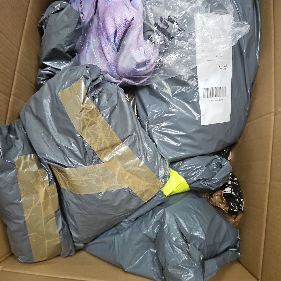 APPROXIMATELY 20 ASSORTED CLOTHING ITEMS IN VARIOUS STYLES AND SIZES 
