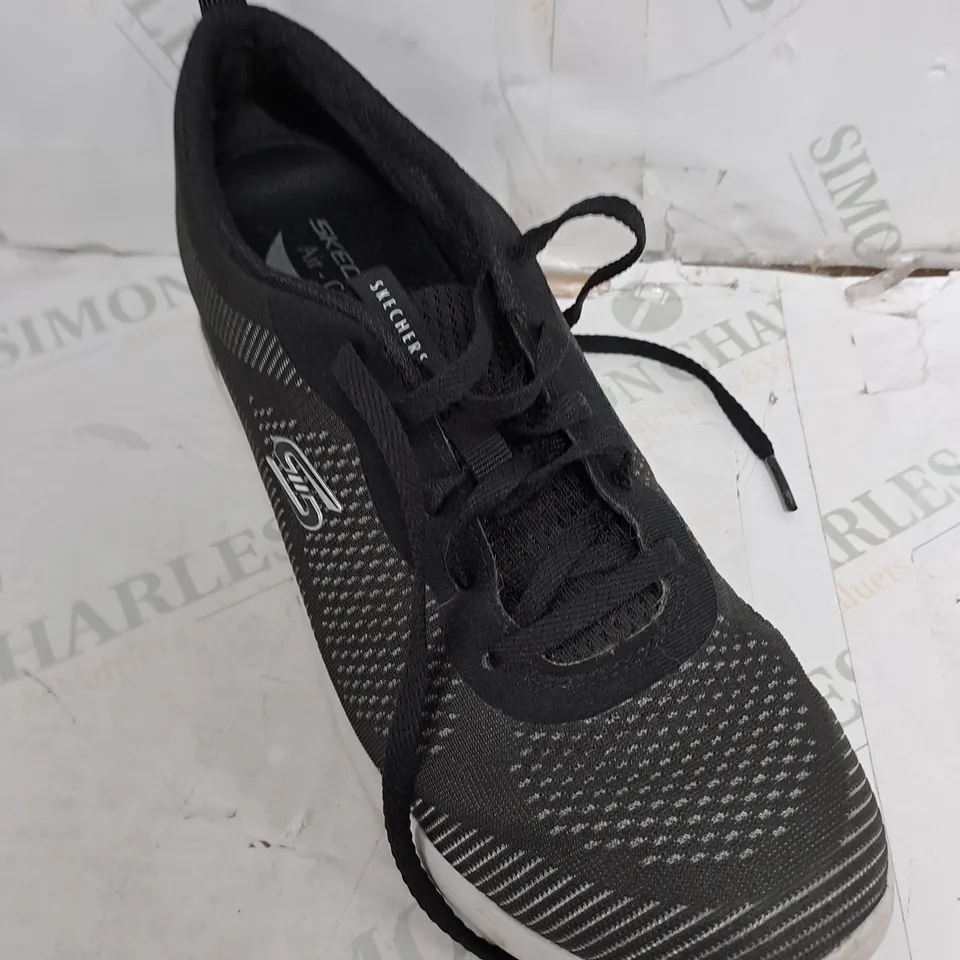 PAIR OF SKECHERS ARCH FIT TRAINERS IN BLACK SIZE - UK 8