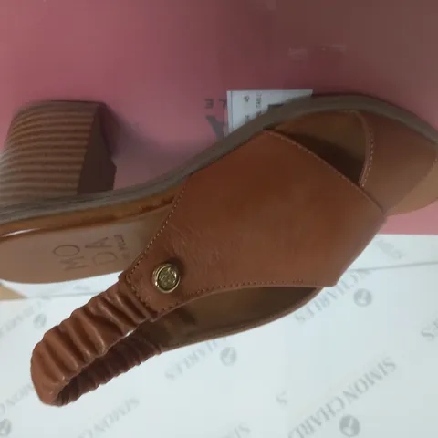 MIP LASSANDRA SANDALS IN TAN SIZE 6