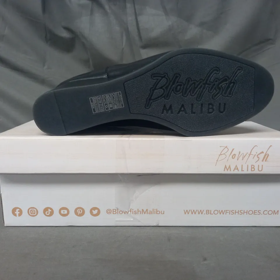 BOXED PAIR OF BLOWFISH MALIBU WEDGE ANKLE BOOTS IN BLACK SIZE 5