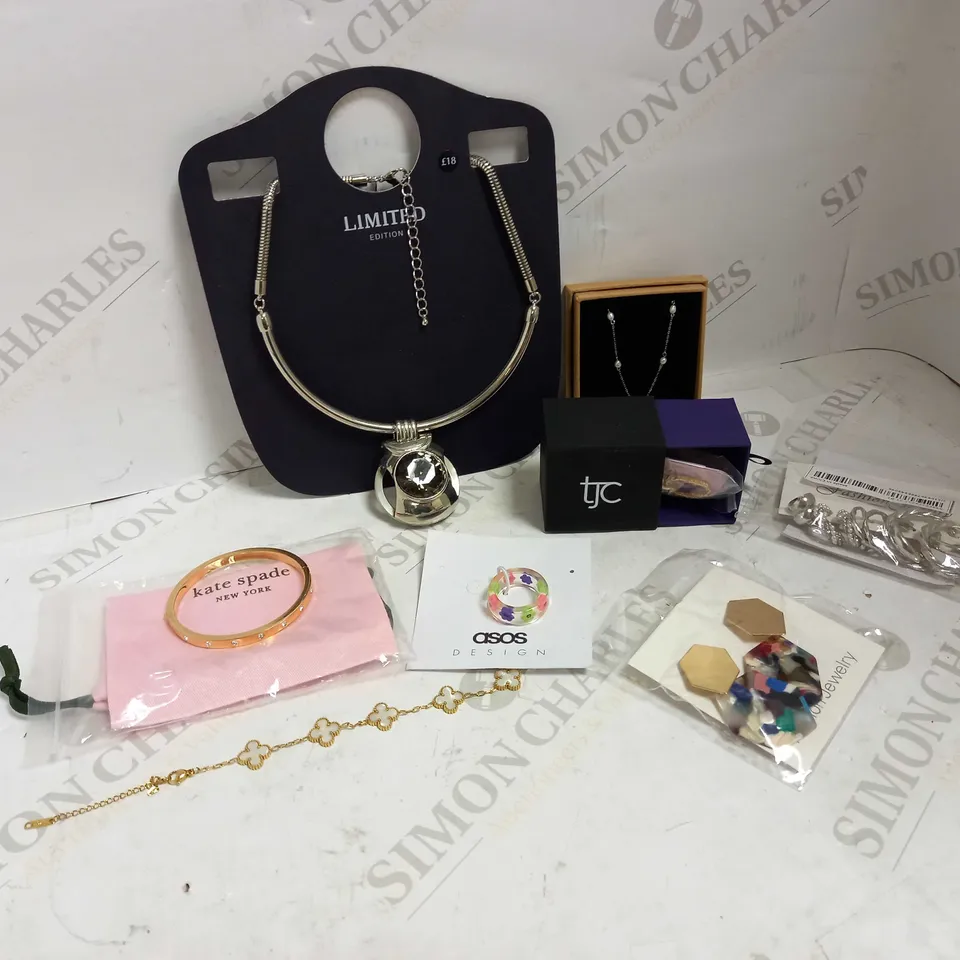 LOT OF APPROXIMATELY 20 JEWELLERY ITEMS, TO INCLUDE EARRINGS, NECKLACES, ETC