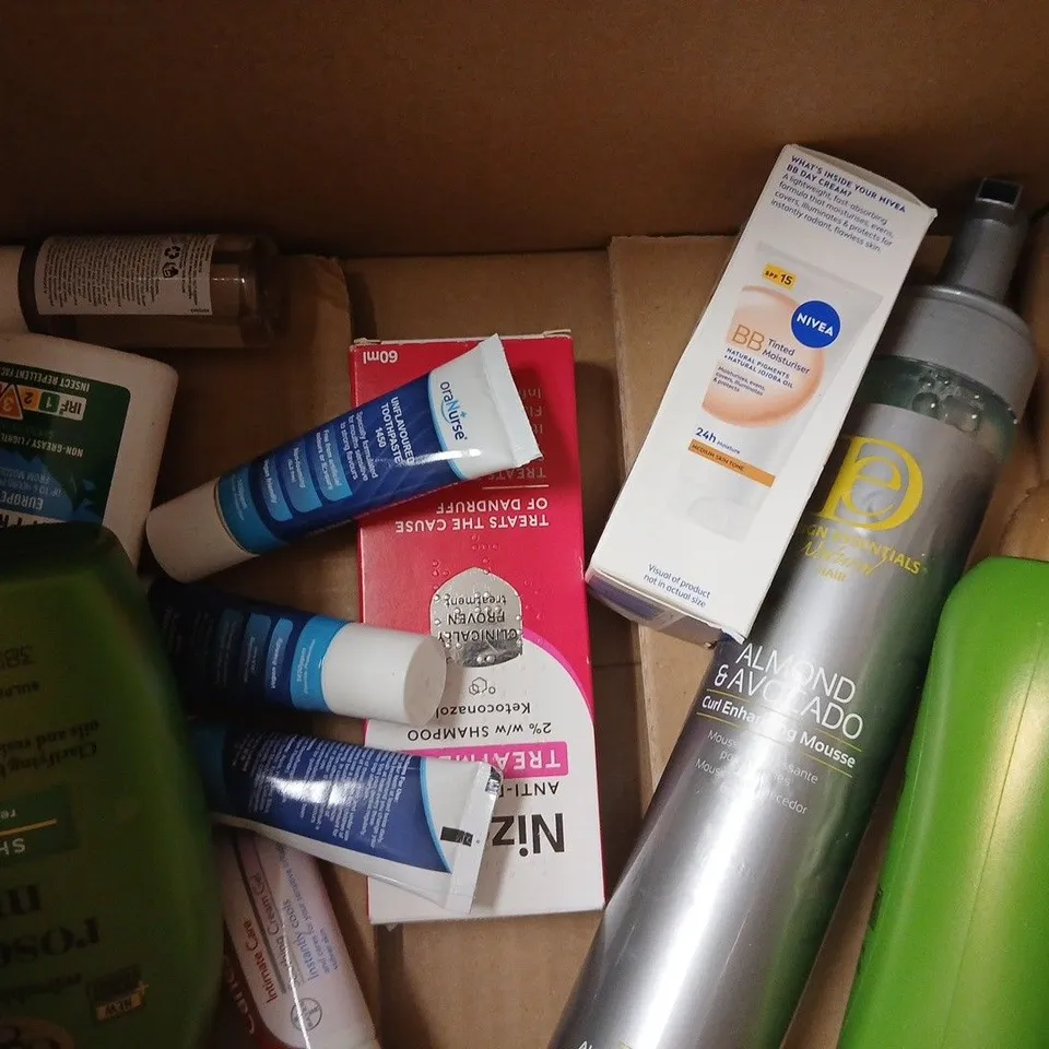 APPROX 12 ASSORTED BEAUTY PRODUCTS TO INCLUDE IMAGIC WELLA HAIR PEROXIDE, E45 LOTION, OGX SHAMPOO, ETC