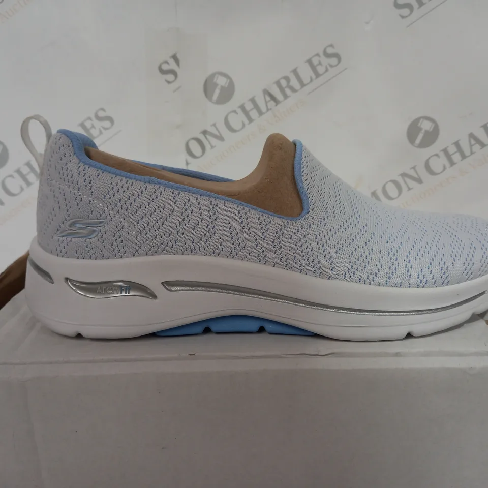 BOXED OCEAN REEF SLIP ON TRAINERS IN BLUE & WHITE - SIZE 4