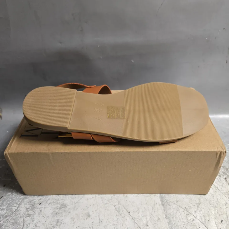 BOXED WHERES THAT FROM OPEN TOAD SANDALS SIZE UNSPECIFIED 