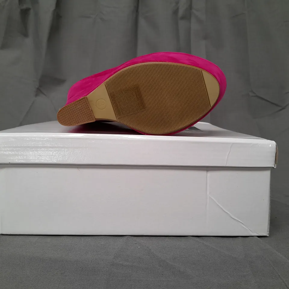BOXED PAIR OF KOI COUTURE HR5 PLATFORM HIGH WEDGE FAUX SUEDE SHOES IN FUCHSIA SIZE 3