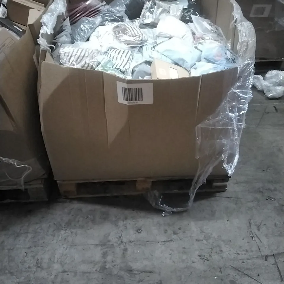 PALLET TO CONTAIN A LARGE QUANTITY OF; WOMEN, MEN AND KIDS FASHION, FOOTWEAR, SWIMWEAR ETC