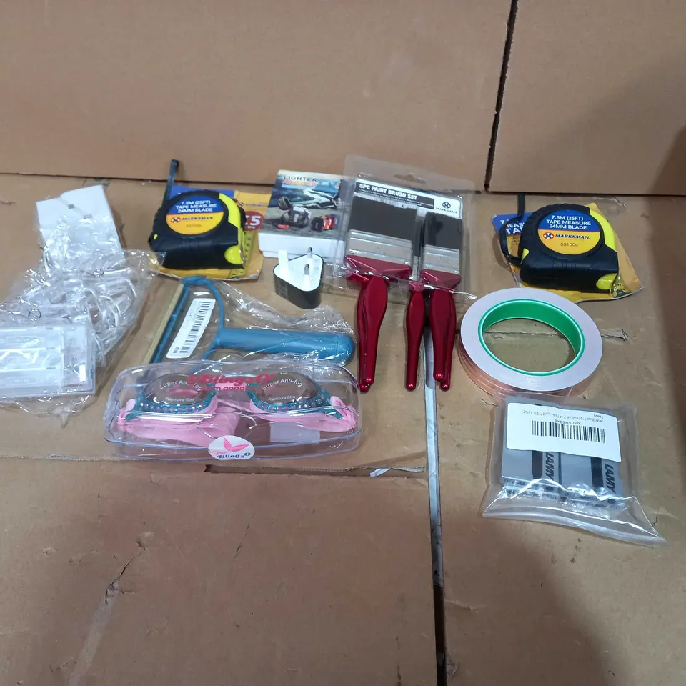 TOTE OF APPROXIMATELY 25 ASSORTED ITEMS TO INCLUDE A 7.5M TAPE MEASURE, A 5PC PAINT BRUSH SET AND A PAIR OF SWIMMING GOGGLES