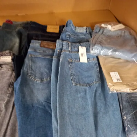 LOT OF 9 ASSORTED PAIRS OF JEANS IN VARIOUS SIZES