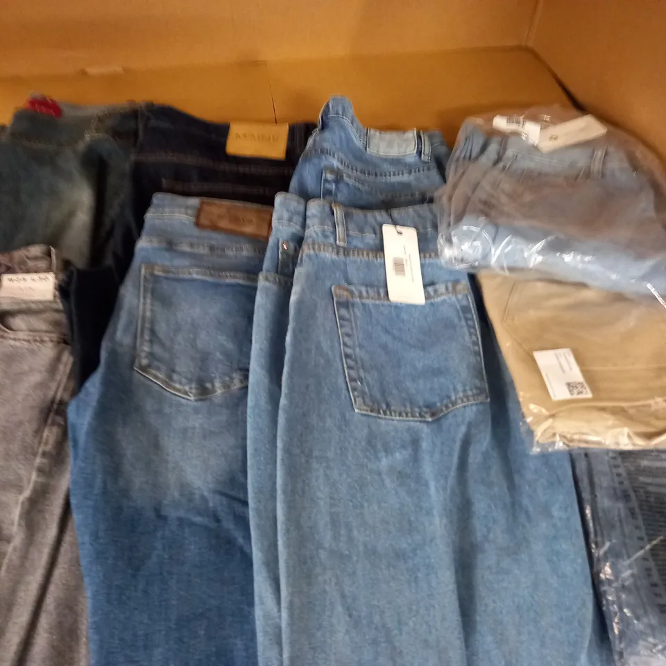 LOT OF 9 ASSORTED PAIRS OF JEANS IN VARIOUS SIZES