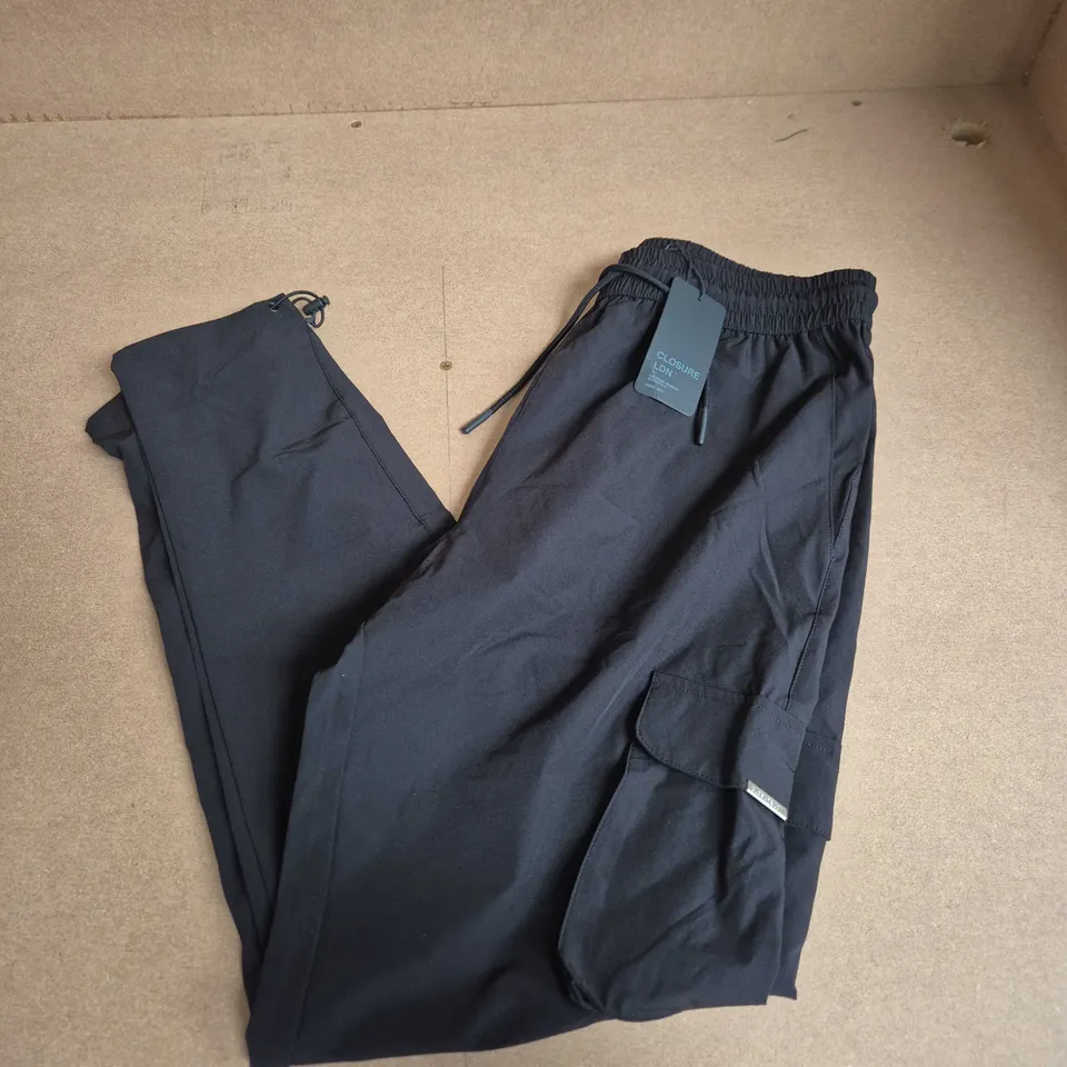 CLOSURE LONDON STRETCH TECH CARGO PANTS IN BLACK - LARGE