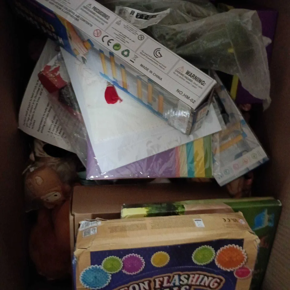 APPROXIMATELY 20 ASSORTED TOYS AND GAMES TO INCLUDE PLUSH TOYS, JIGSAW, HAND SPEED CHALLENGE ETC 