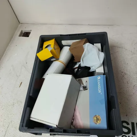 TOTE OF APPROXIMATELY 12 ASSORTED ITEMS TO INCLUDE: HANDHELD PORTABLE FAN