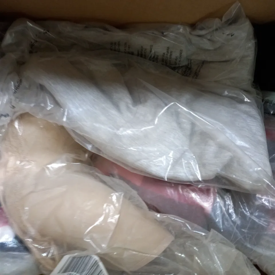 BOX OF APPROXIMATELY 15 ASSORTED CLOTHING AND FASHION ITEMS OF VARIOUS COLOURS AND STYLES TO INCLUDE NINA LEONARD, TOGETHER, BADGLEY MISCHKA, ETC