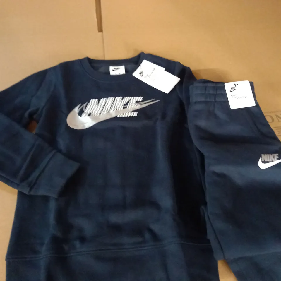 NIKE 2-PIECE SET IN NAVY - 5/6 YEARS