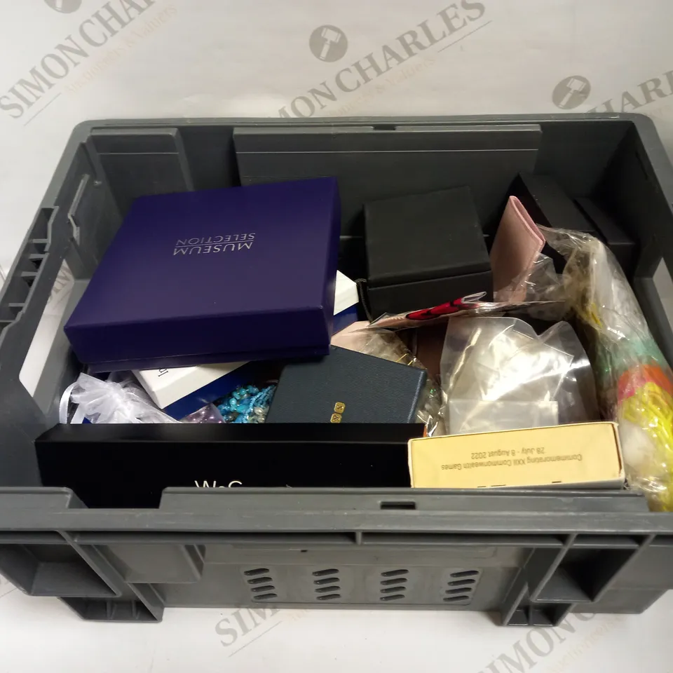 LARGE QUANTITY OF ASSORTED JEWELLERY TO INCLUDE: NECKLACES, RINGS, WATCHES AND EARRINGS