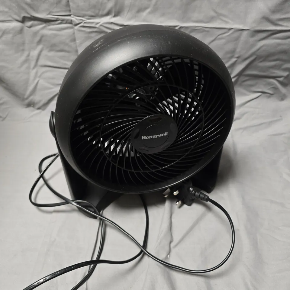 HONEYWELL DESK FAN IN BLACK 