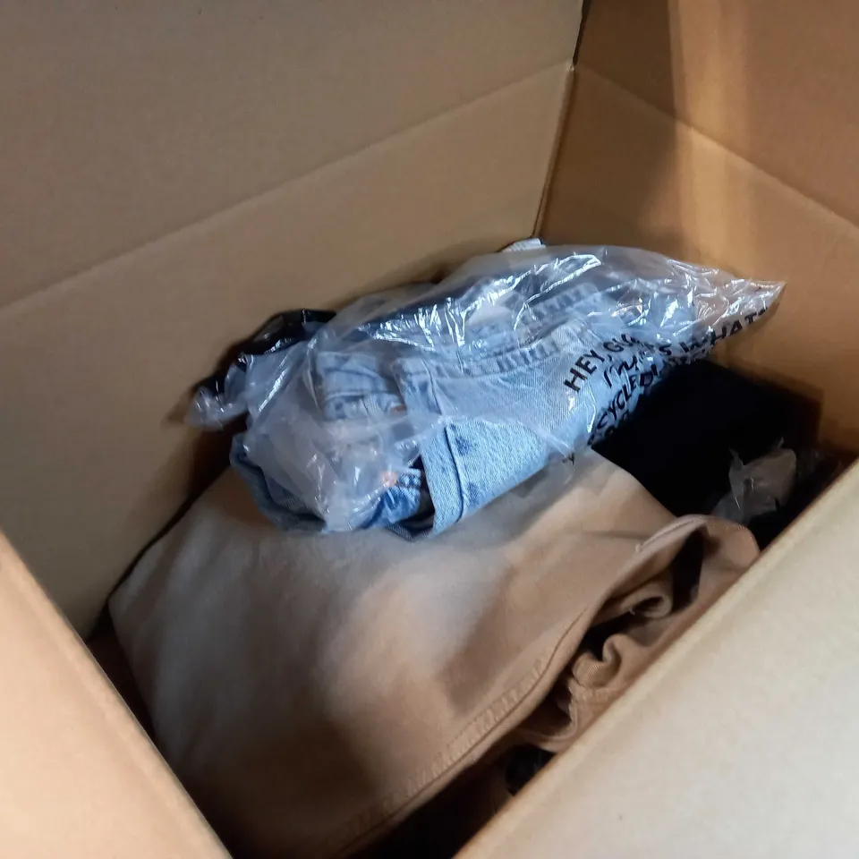 BOX OF APPROX 10 ASSORTED JEANS/DENIM ITEMS VARYING IN SIZE/COLOUR/STYLE