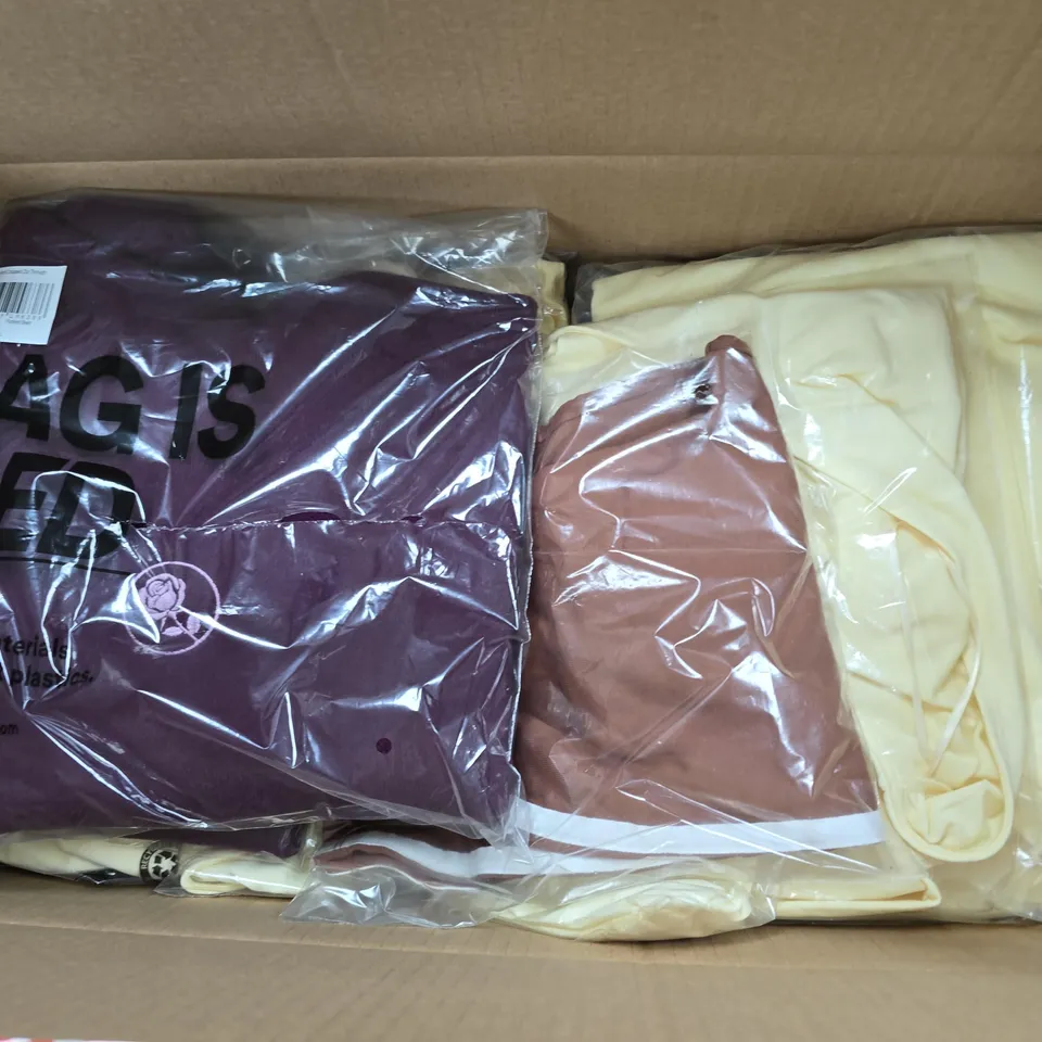 APPROXIMATELY 20 ASSORTED CLOTHING ITEMS IN VARIOUS SIZES, COLOURS & STYLES TO INCLUDE BOXY FIT GRAPHIC TEE, RAGLAN HOODIE, KNIT ZIPPED THROUGH, ETC