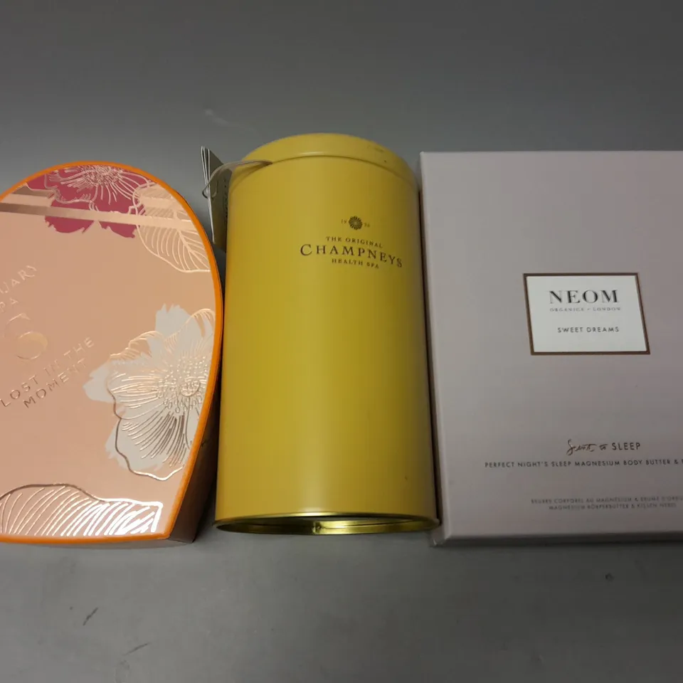 LOT OF 3 ASSORTED HEALTH AND BEAUTY SETS TO INCLUDE NEOM, SANCTUARY SPA AND CHAMPNEYS