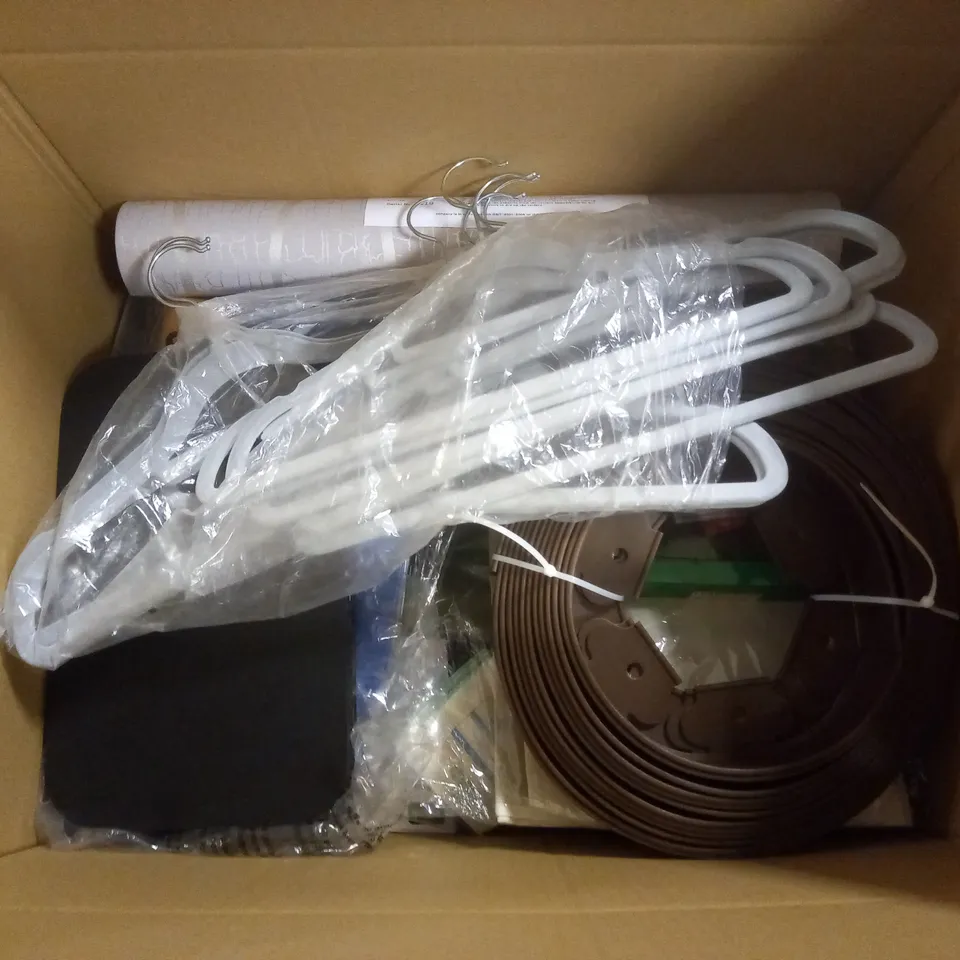 BOX OF APPROXIMATELY 15 ASSORTED ITEMS TO INCLUDE - GLASS SPICE BOTTLES, FOOD TUPERWARE, AND LEDETECH PHONE STAND ETC. 