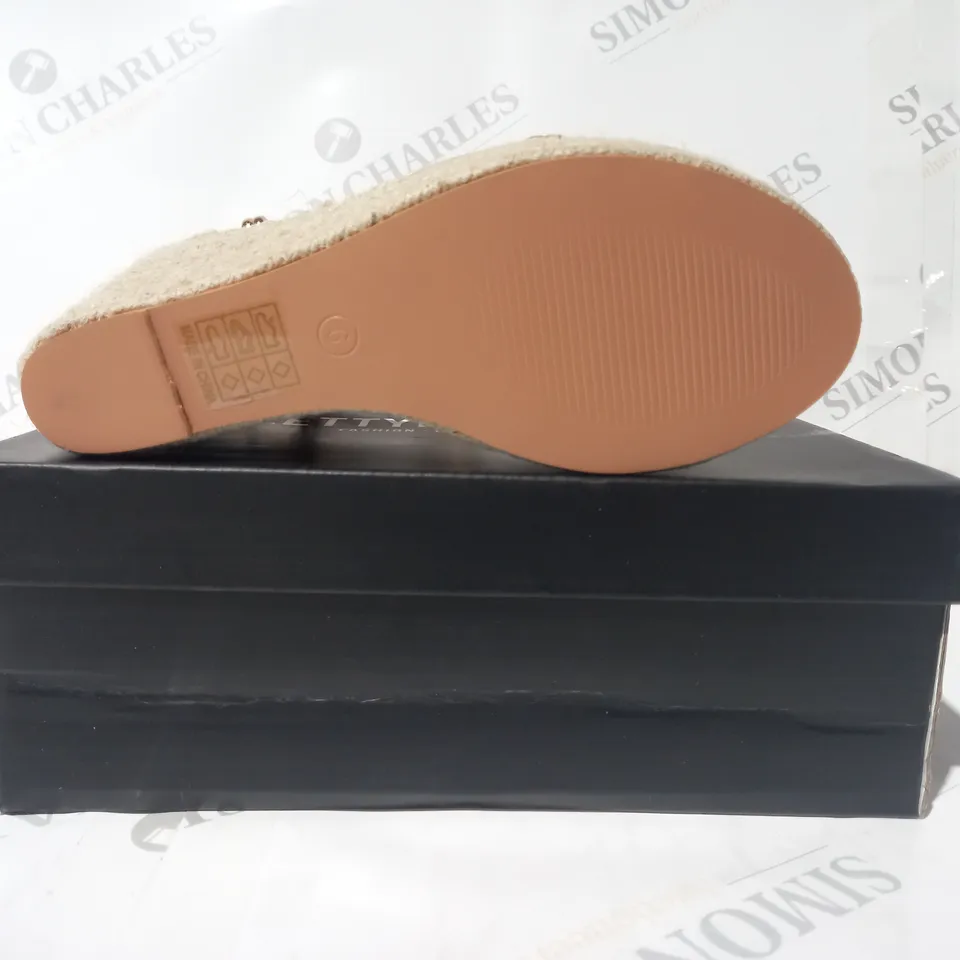 BOXED PAIR OF PRETTY LITTLE THING OPEN TOE WEDGE SANDALS IN ROSE GOLD SIZE 6