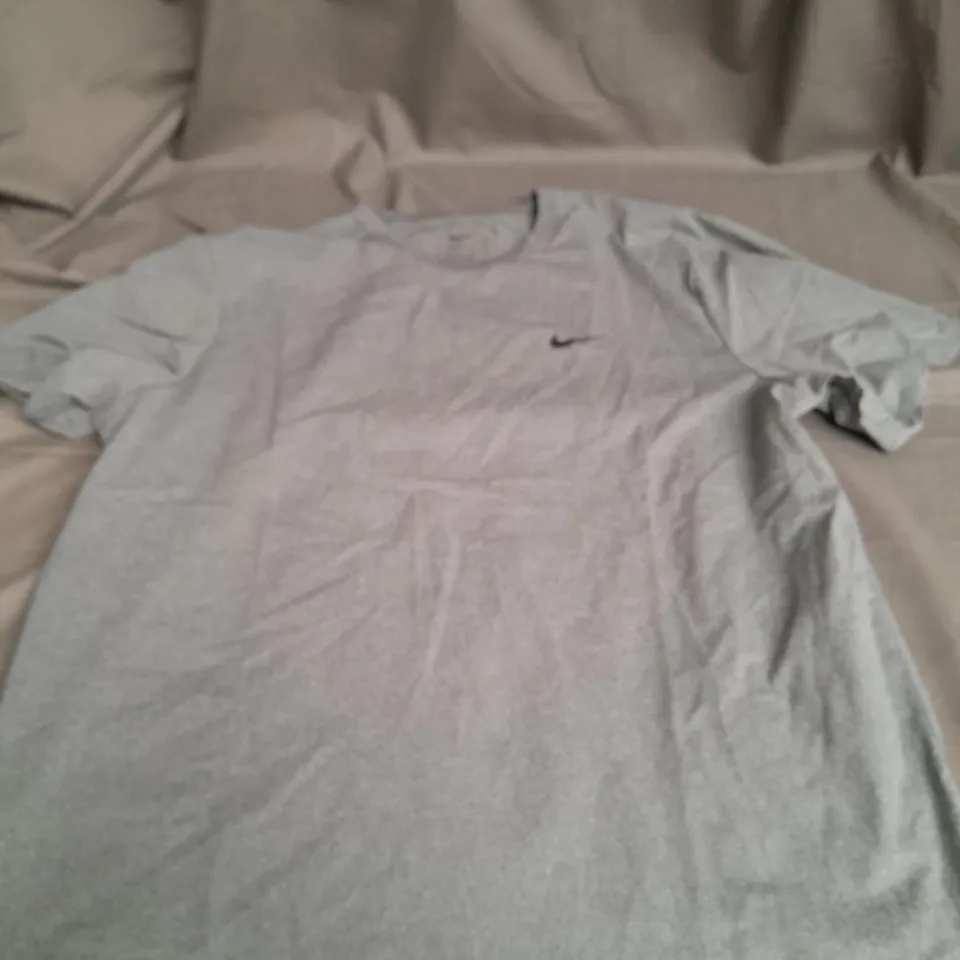 MENS EXTRA LARGE GREY NIKE DRI FIT TSHIRT