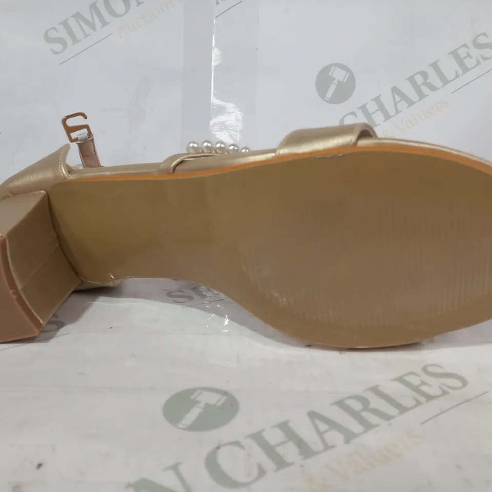 PAIR OF DESIGNER LOW BLOCK HEEL OPEN TOE SANDALS IN METALLIC GOLD EU SIZE 40