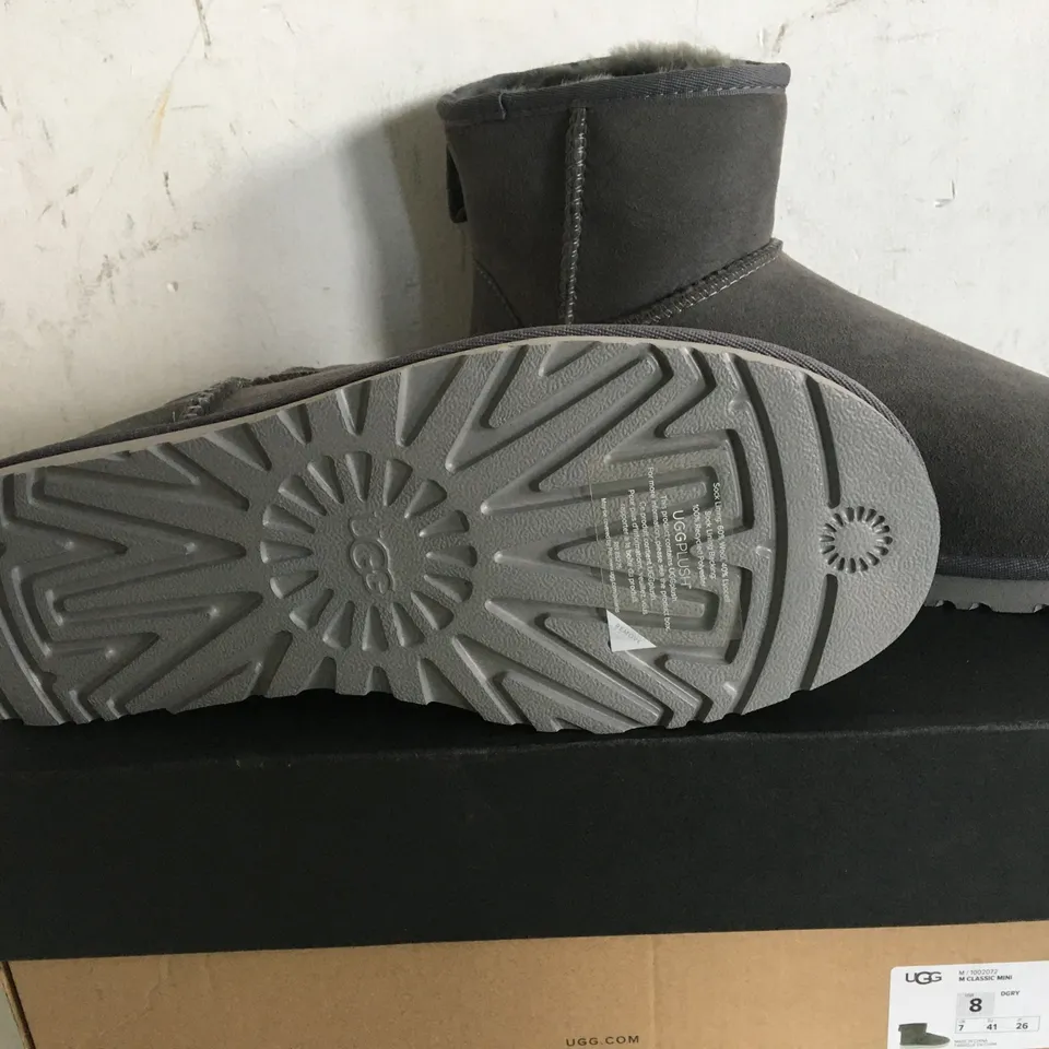 BOXED PAIR OF SIZE 7 UGG FOOTWEAR
