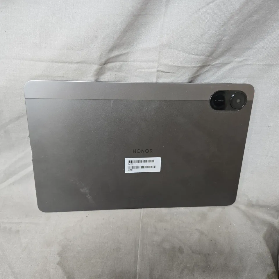 HONOR TABLET – BLACK, CRACKED SCREEN 