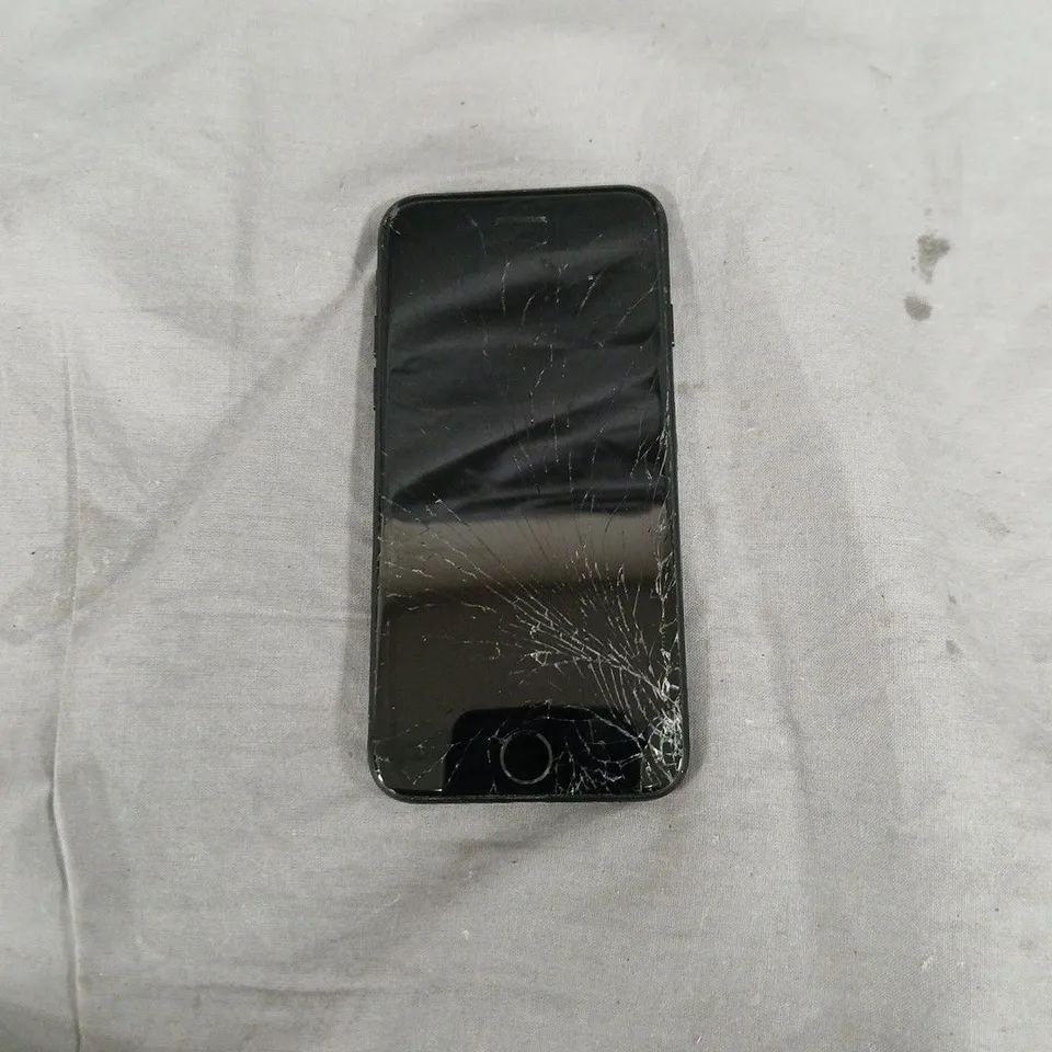 APPLE IPHONE 7 - BLACK, 32GB - UNLOCKED (CRACKED SCREEN)