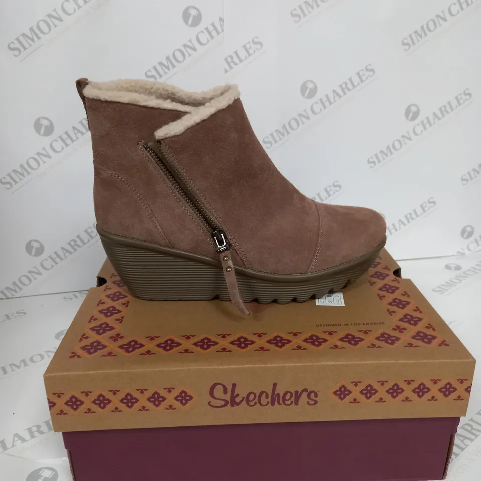 BOXED PAIR OF SKECHERS ANKLE BOOTS IN MUSHROOM UK SIZE 7