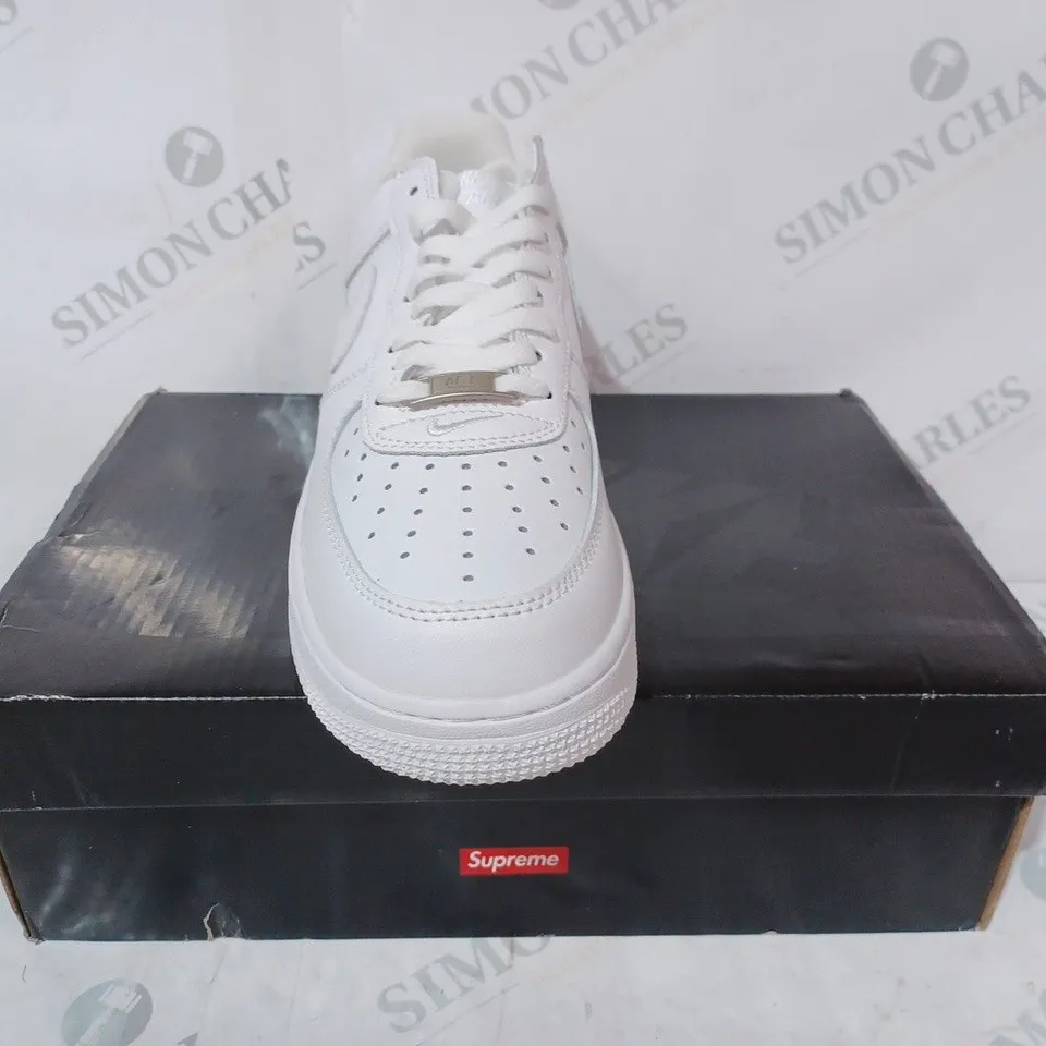 BOXED PAIR OF SUPREME/NIKE AIR FORCE 1 SHOES IN WHITE UK SIZE 6