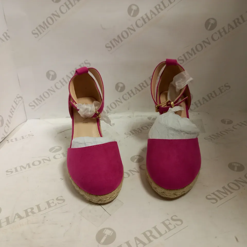 AJVANI MID WEDGE HEEL BUCKLE SANDAL - SIZE 6 