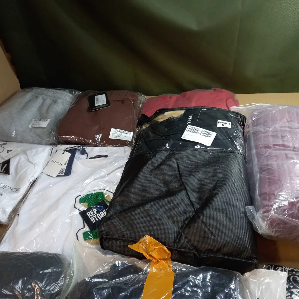 LOT OF APPROX 20 ASSORTED CLOTHING ITEMS VARYING IN SIZE/COLOUR/STYLE TO INCLUDE: TROUSERS, SKIRTS, TOPS