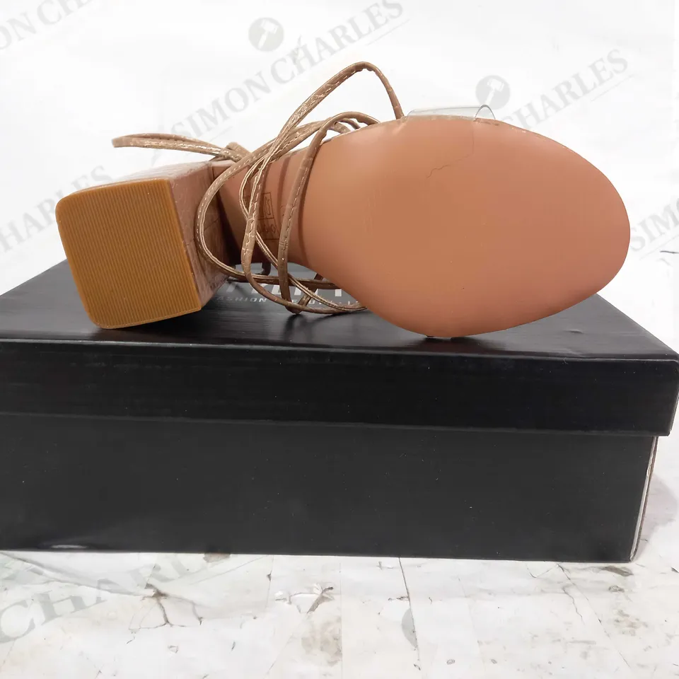 BOXED PAIR OF PRETTY LITTLE THING BLOCK HEEL STRAPPY TEXTURED SANDALS IN TAN UK SIZE 6