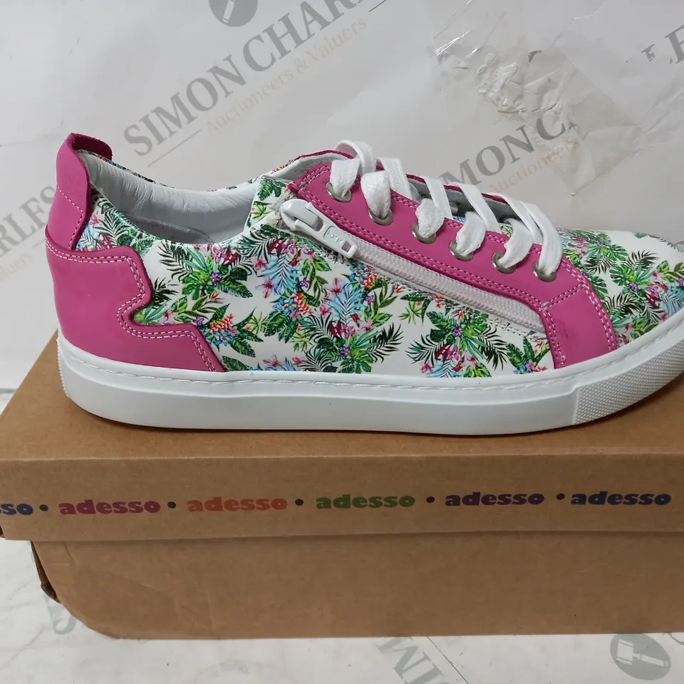 BOXED PAIR OF ADESSO FAYE ZIP TRAINERS IN WHITE/PINK - SIZE 6