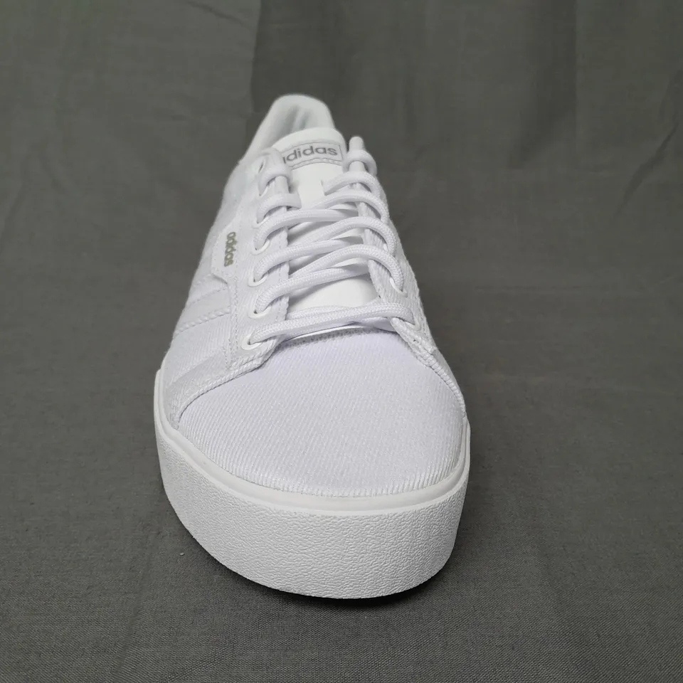 PAIR OF ADIDAS TRAINERS IN WHITE UK SIZE 8.5