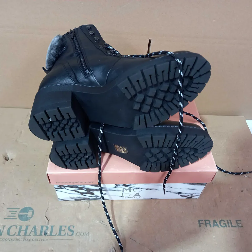 BOXED PAIR OF MODA IN PELLE BLACK BOOTS - SIZE 40