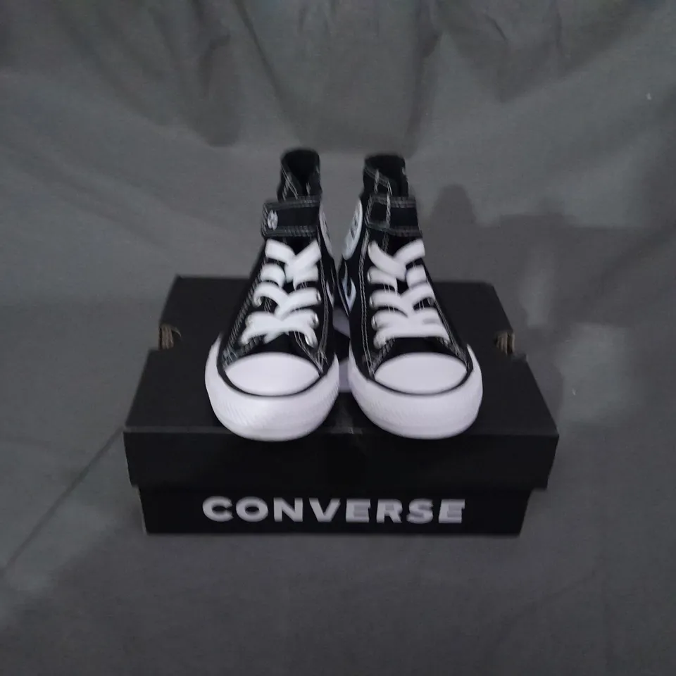 BOXED PAIR OF CONVERSE CHUCK TAYLOR ALL STAR SHOES - SIZE 10 - KIDS