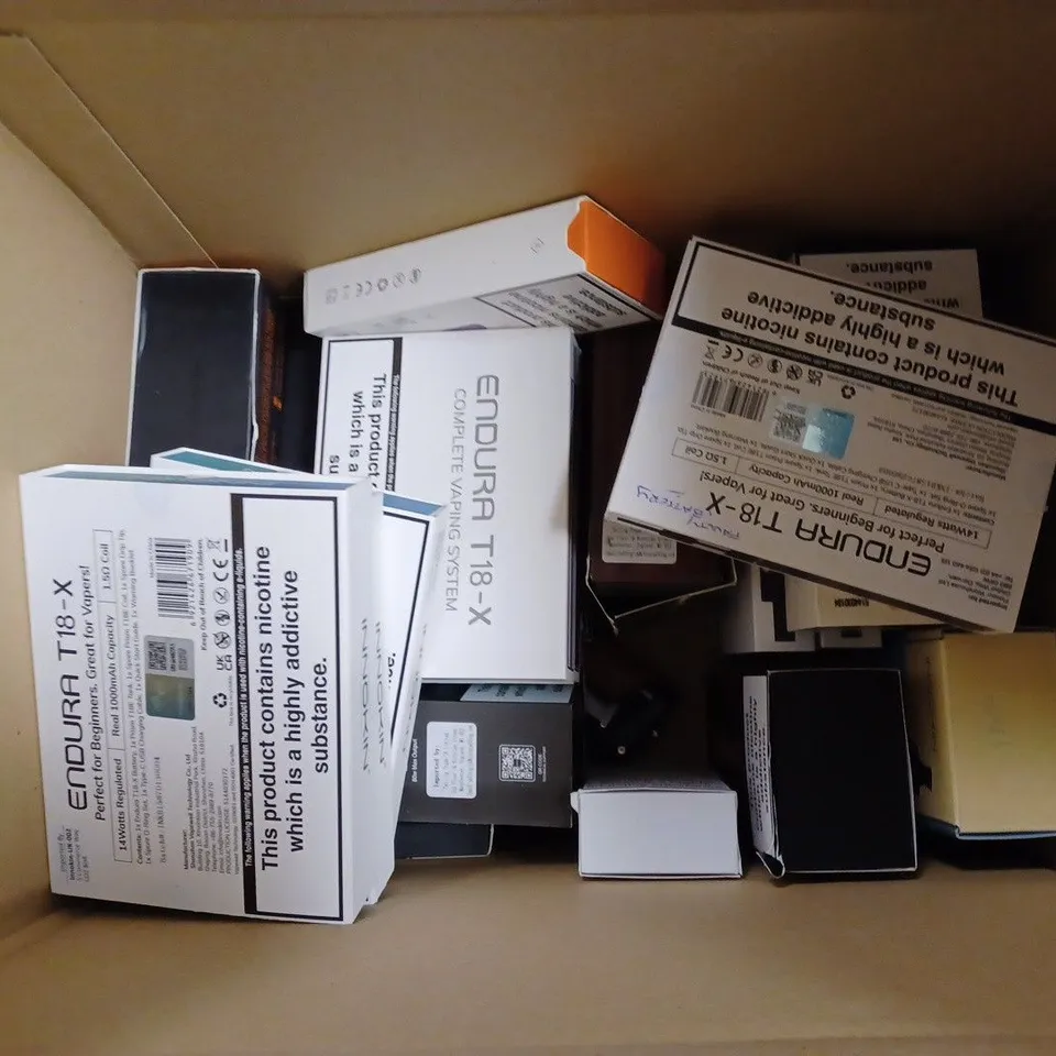 APPROXIMATELY 20 VAPES & E-CIGARETTES TO INCLUDE INNOKIN EMDURA T18-X, ASPIRE AVP CUBE KIT, VOOPOO DRAG S, ETC