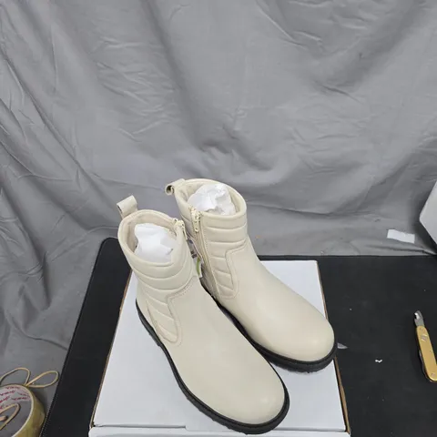 CREAM LEATHER-LOOK ANKLE BOOTS WITH ZIP – WOMEN'S UK 4
